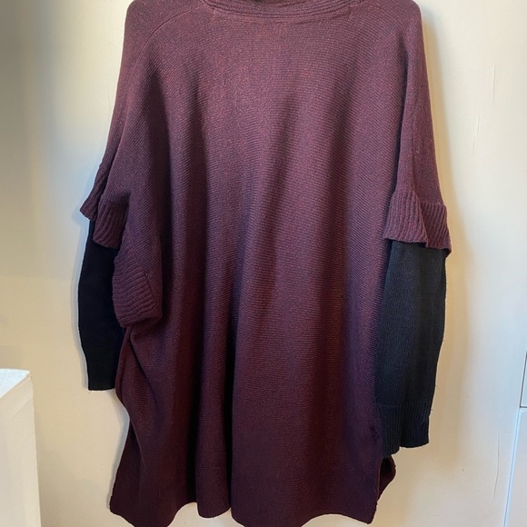 Design Lab tunic style sweater in burgundy with black sleeves. Sz Small - Picture 3 of 6